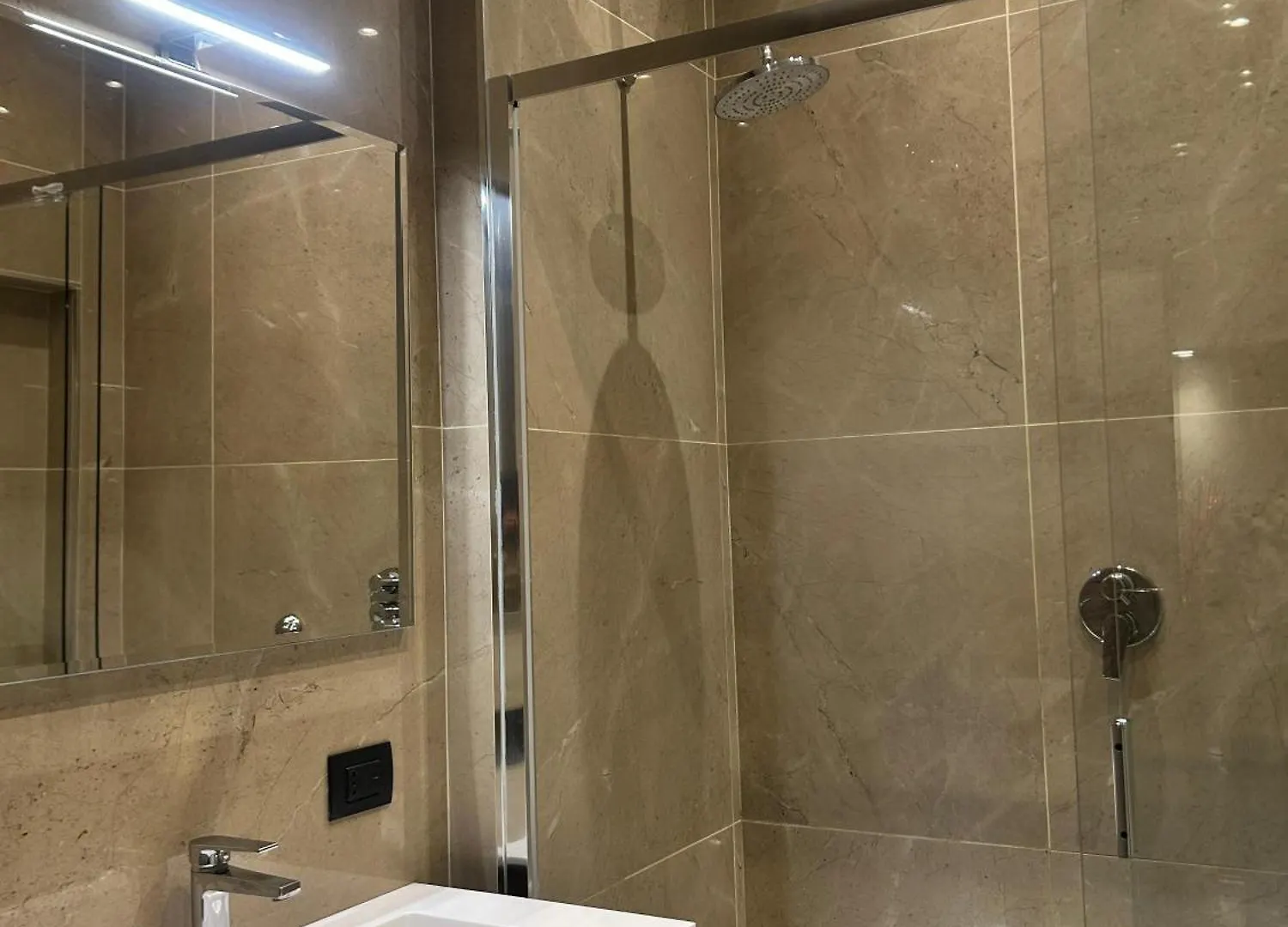 Davinci Apartament Near Duomo Milan